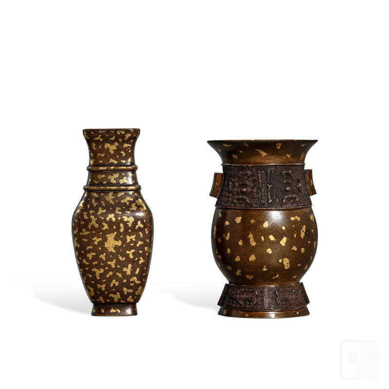 Two gold-splashed bronze archaistic vases, Late Ming - early Qing dynasty | 明末清初 灑金銅仿古觶及方壺 - 图2